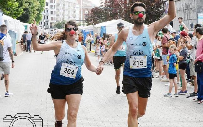 Dos corredores en la carrera popular / Javier Zatarain Dos corredores en la carrera popular