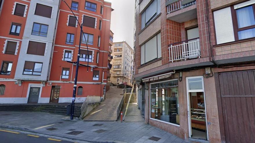 El niño ha caído desde la ventana de su vivienda, en la calle Iparraguirre. / GOOGLE MAPS