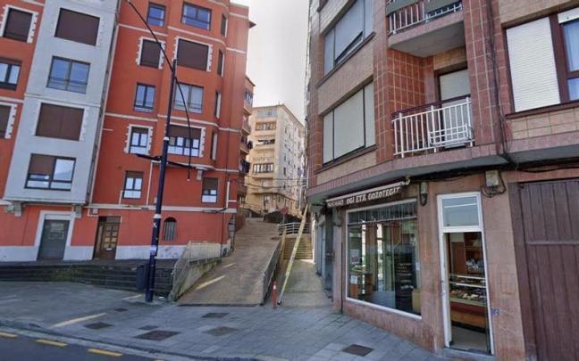 El niño ha caído desde la ventana de su vivienda, en la calle Iparraguirre. / GOOGLE MAPS