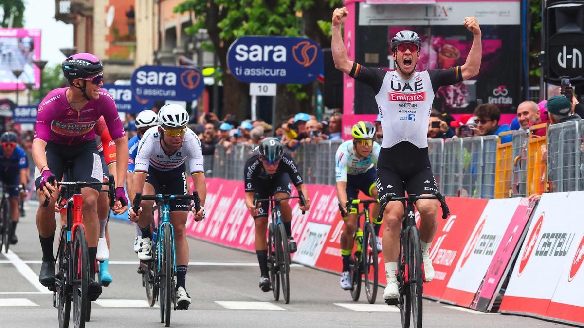 Ackermann celebra su victoria en la undécima etapa del Giro.