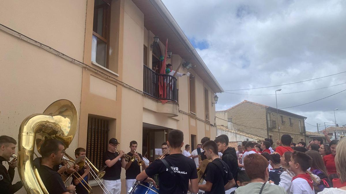 La txaranga Aske ameniza el cohete festivo.