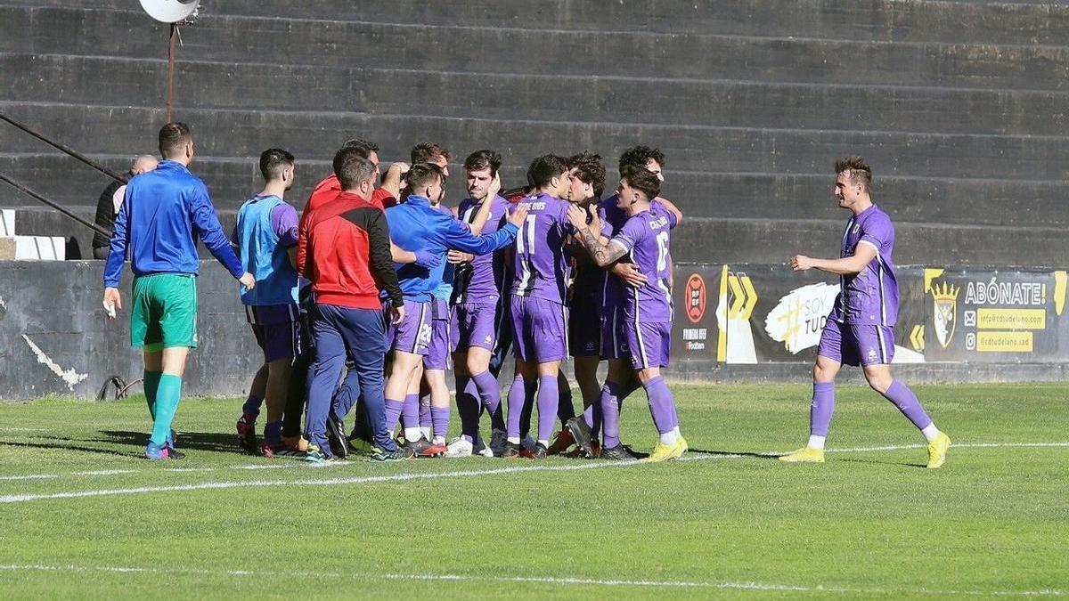 Los jugadores de la Mutilvera celebran uno de los dos goles en el Ciudad de Tudela.