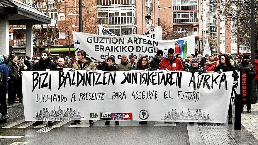 Centenares de personas salieron ayer a las calles de Gasteiz para reivindicar la memoria de los sucesos del 3 de marzo de 1976.