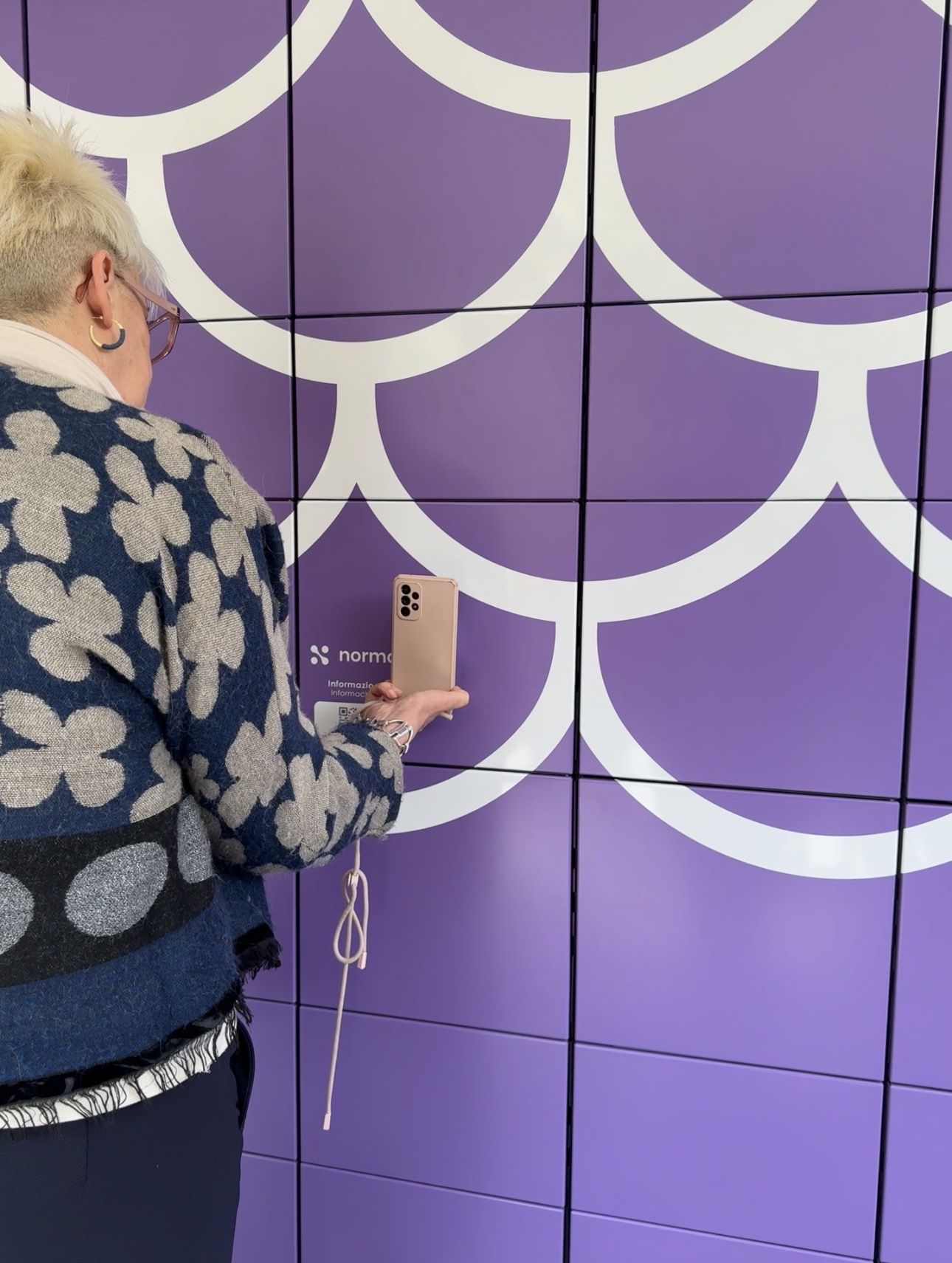 El comprador recibe un código QR por WhatsApp o correo electrónico. Basta con escanearlo en el lector de la taquilla para que el compartimento se abra automáticamente y permita retirar el pedido
