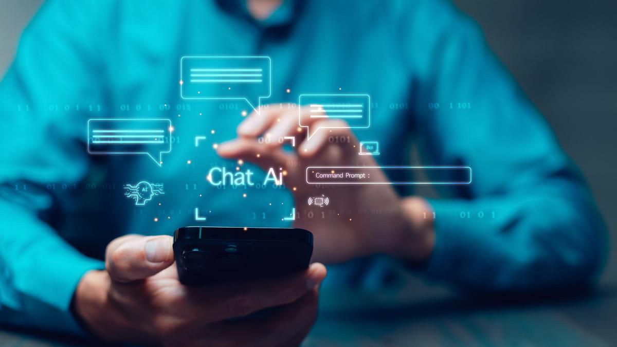 Un hombre chatea con ChatGPT, el chatbot de OpenAI.