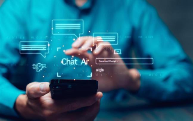 Un hombre chatea con ChatGPT, el chatbot de OpenAI.