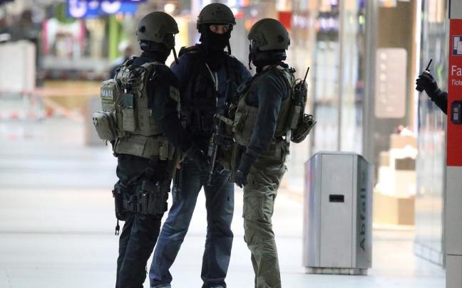 La policía de Alemania, en la estación de tren de Dusseldorf. / EP La policía de Alemania, en la estación de tren de Dusseldorf.
