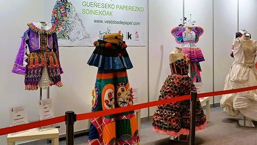 Vestidos de papel expuestos en el Museo de Orduña