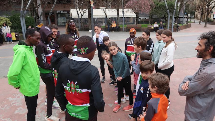 Los atletas keniatas charlan con los niños.
