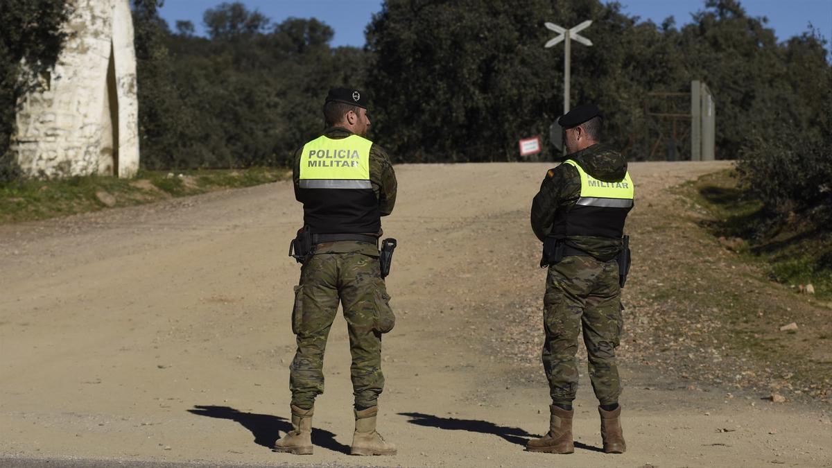 Militares acordonando el lugar donde fueron localizados los dos militares fallecidos en la base de Cerro Muriano.