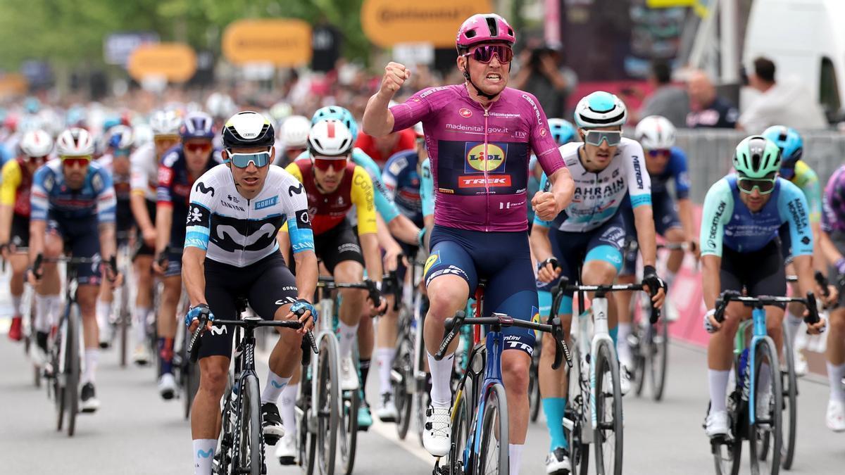 Mads Pedersen vence en Valona su segunda etapa en el Giro y recupera el liderato.