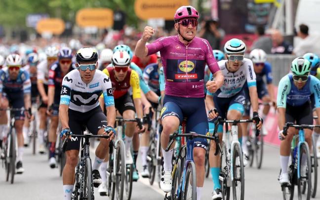 Mads Pedersen vence en Valona su segunda etapa en el Giro y recupera el liderato. / Efe Mads Pedersen vence en Valona su segunda etapa en el Giro y recupera el liderato.