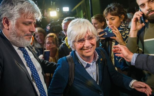 Clara Ponsatí sale en libertad provisional entre los aplausos de los manifestantes. Clara Ponsatí sale en libertad provisional entre los aplausos de los manifestantes.