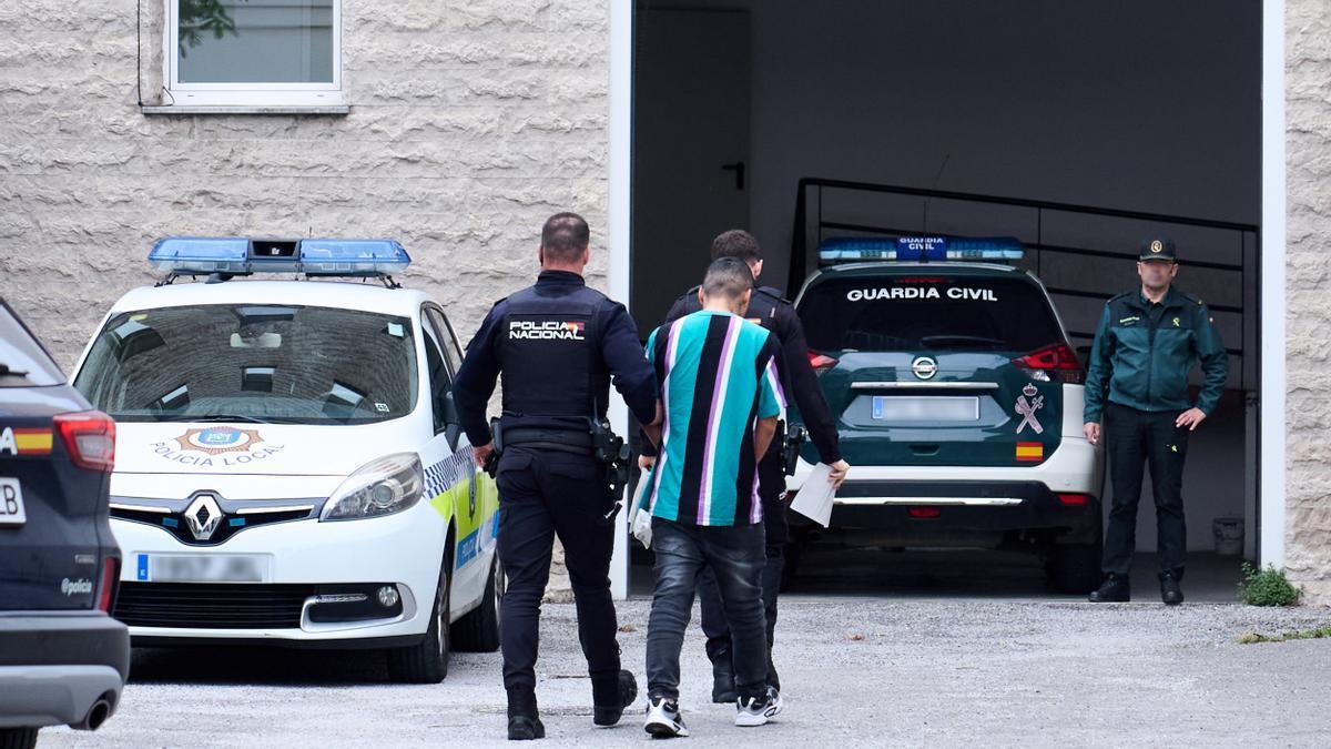 Agentes de la Policía Nacional trasladan al investigado por la muerte de un hombre en Santander.