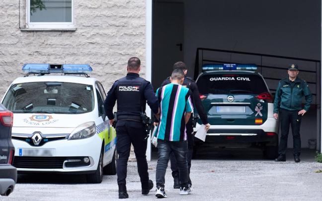 Agentes de la Policía Nacional trasladan al investigado por la muerte de un hombre en Santander.