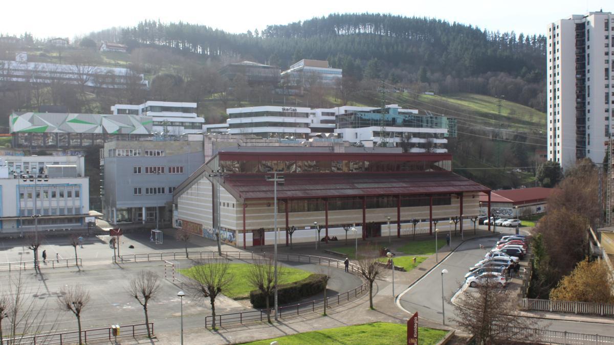 Imagen del polideportivo Iturripe que se demolerá, al igual que los frontones, para levantar un nuevo edificio y naturalizar el espacio exterior.