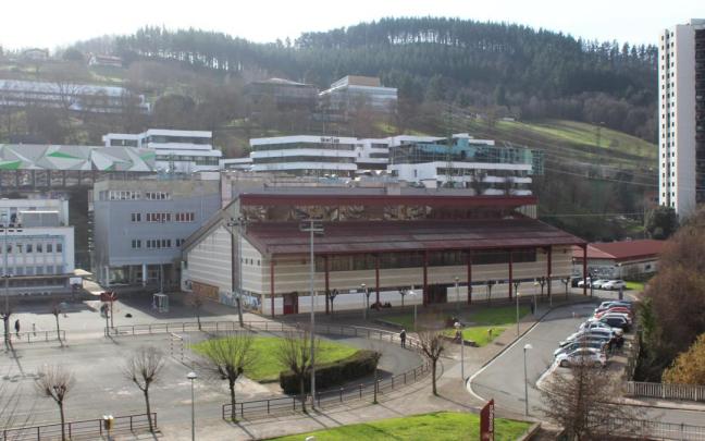 Imagen del polideportivo Iturripe que se demolerá, al igual que los frontones, para levantar un nuevo edificio y naturalizar el espacio exterior. / Anabel Dominguez. Imagen del polideportivo Iturripe que se demolerá, al igual que los frontones, para levantar un nuevo edificio y naturalizar el espacio exterior.