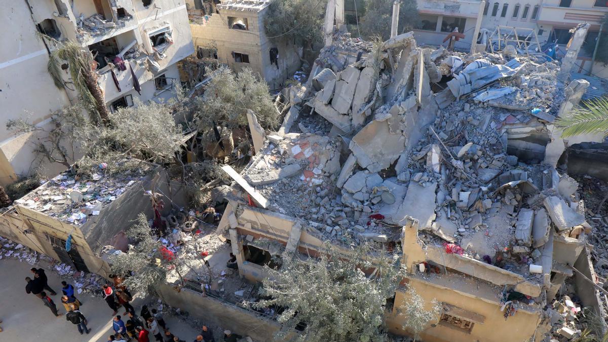 Edificios destruidos por los bombardeos del Ejército de Israel contra Deir al Balá, en el centro de la Franja de Gaza.