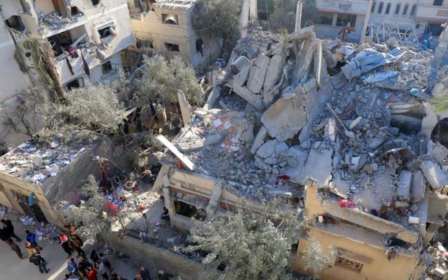 Edificios destruidos por los bombardeos del Ejército de Israel contra Deir al Balá, en el centro de la Franja de Gaza.