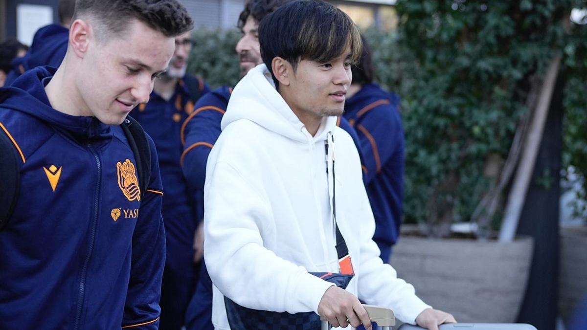 Kubo, este domingo junto a Turrientes antes de emprender viaje a Mallorca con el equipo. / REAL SOCIEDAD