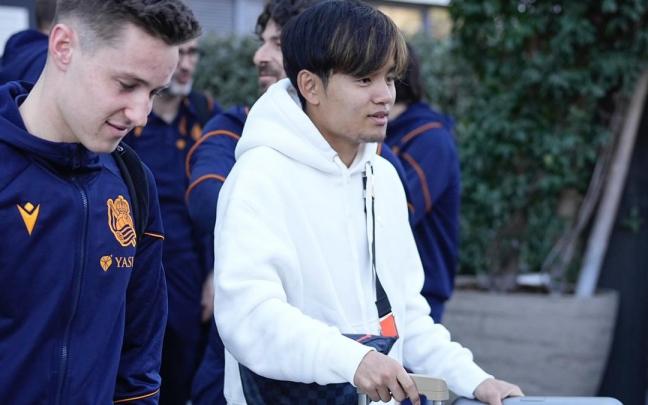 Kubo, este domingo junto a Turrientes antes de emprender viaje a Mallorca con el equipo. / REAL SOCIEDAD