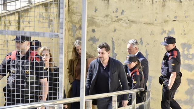 Jonathan Andic, el hijo del fundador de Mango, a su salida del Juzgado de Instrucción 5 de Martorell tras pagar su fianza.