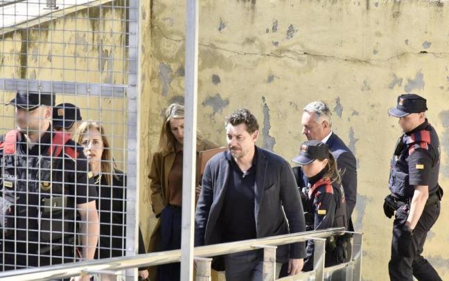 Jonathan Andic, el hijo del fundador de Mango, a su salida del Juzgado de Instrucción 5 de Martorell tras pagar su fianza.