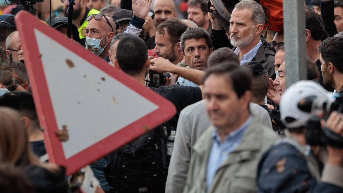 Imagen de la visita de los reyes, Pedro Sánchez y Carlos Mazón a Paiporta