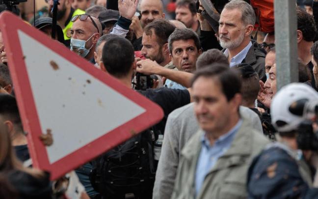Imagen de la visita de los reyes, Pedro Sánchez y Carlos Mazón a Paiporta
