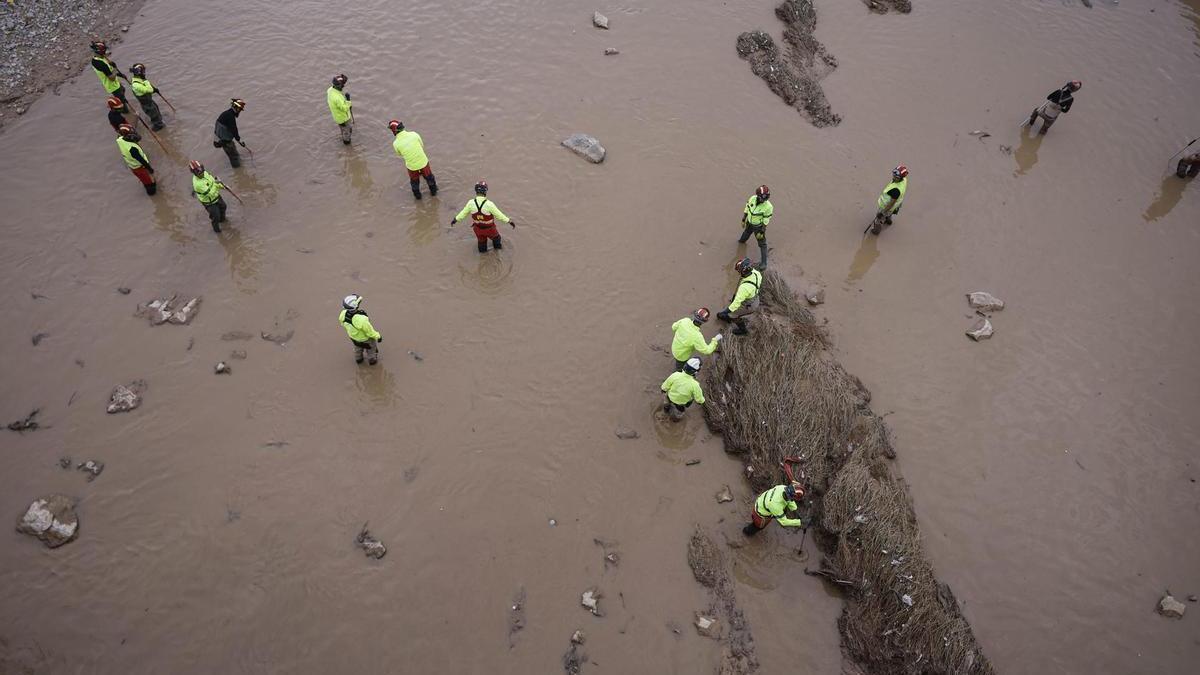 Miembros de la Unidad Militar de Emergencia UME realizan tareas de búsqueda en el barranco del Poyo.