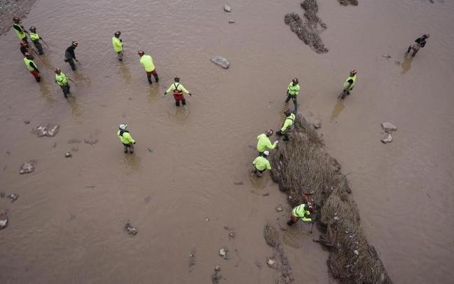 Miembros de la Unidad Militar de Emergencia UME realizan tareas de búsqueda en el barranco del Poyo.