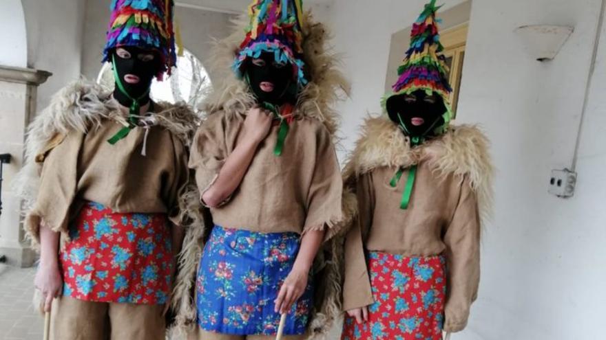 Los personajes de los kukumarros cierran el Carnaval en Eskoriatza.