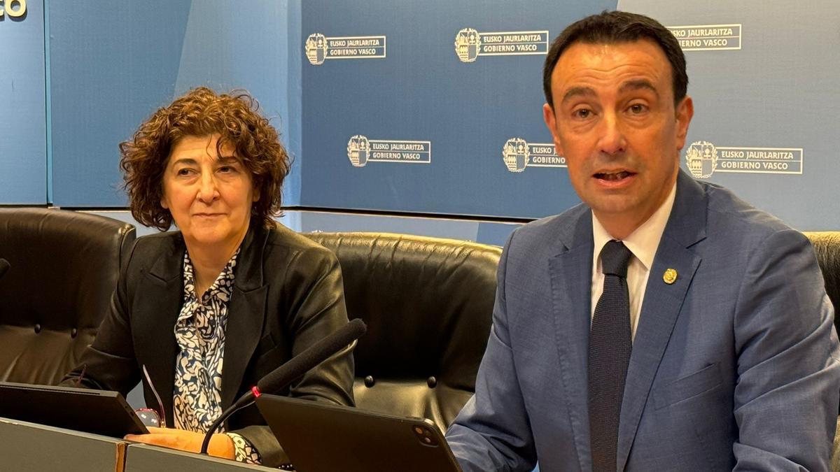 La viceconsejera de Trabajo y Seguridad Social, Elena Pérez Barredo, y el vicelehendakari y consejero de Economía, Trabajo y Empleo, Mikel Torres.