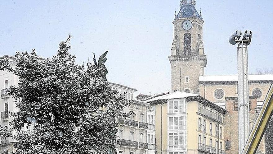 La céntrica Virgen Blanca, con una fina capa de nieve.