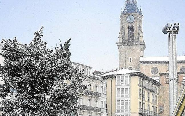 La céntrica Virgen Blanca, con una fina capa de nieve. La céntrica Virgen Blanca, con una fina capa de nieve.