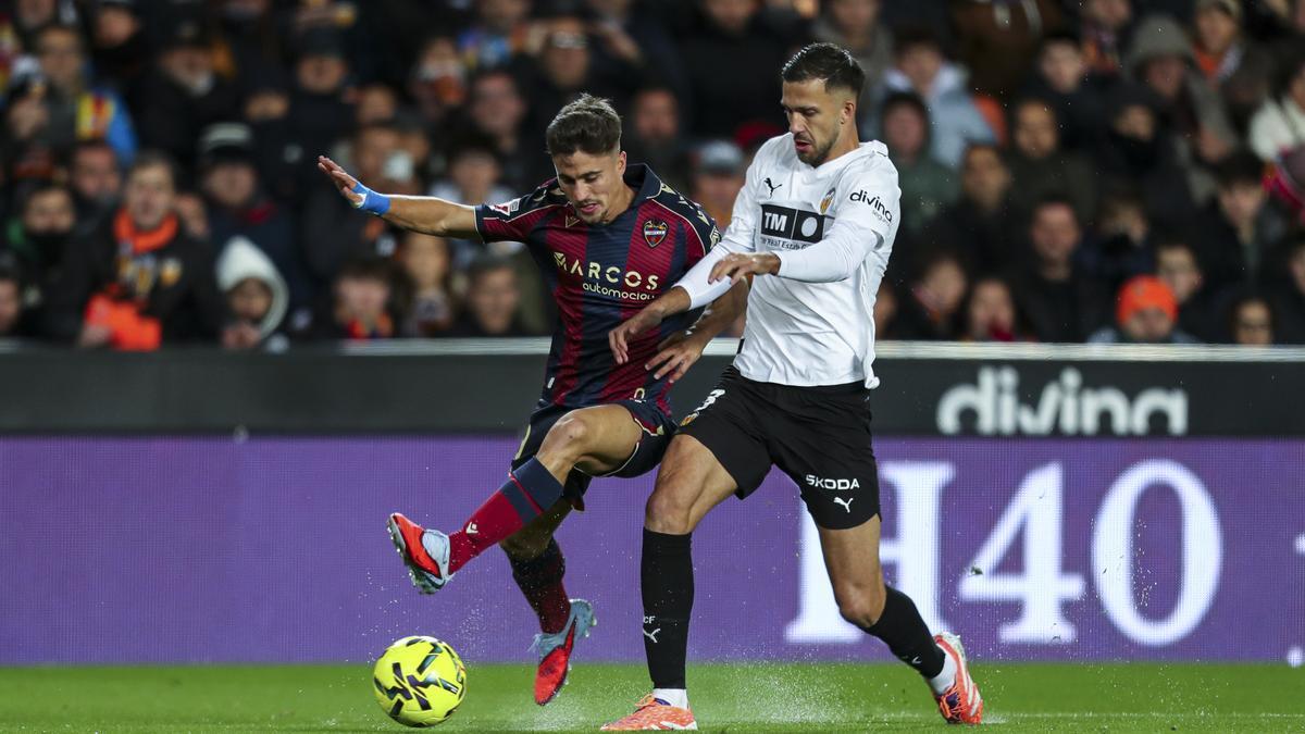 Iván Romero y José Copete, del Levante y Valencia, respectivamente, dos equipos en puestos de descenso.