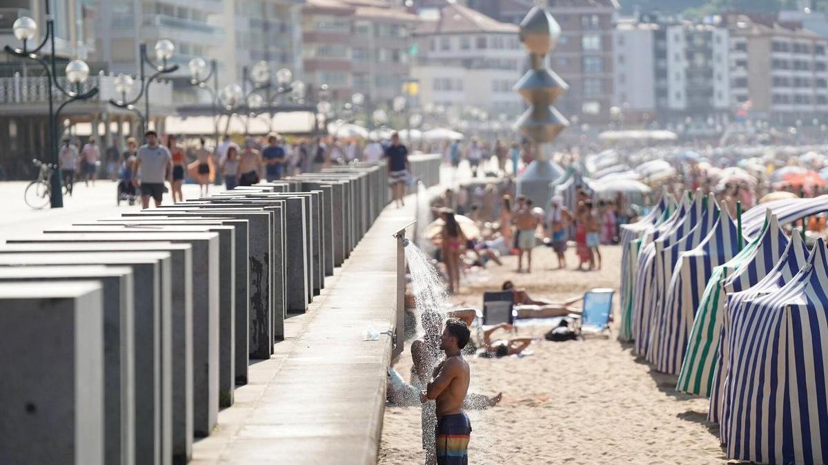 Los bañistas se refrescan en la playa de Zarautz en esta última ola de calor.