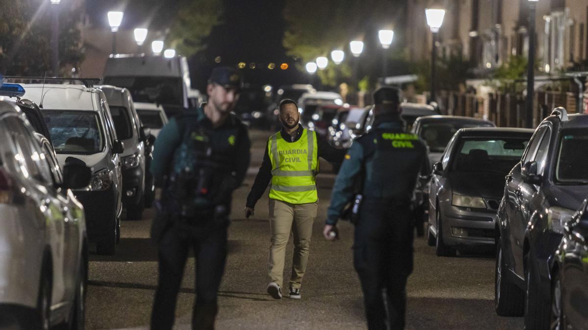 Dispositivo de la Guardia Civil ante la vivienda en que l apareja fue encontrada muerta.