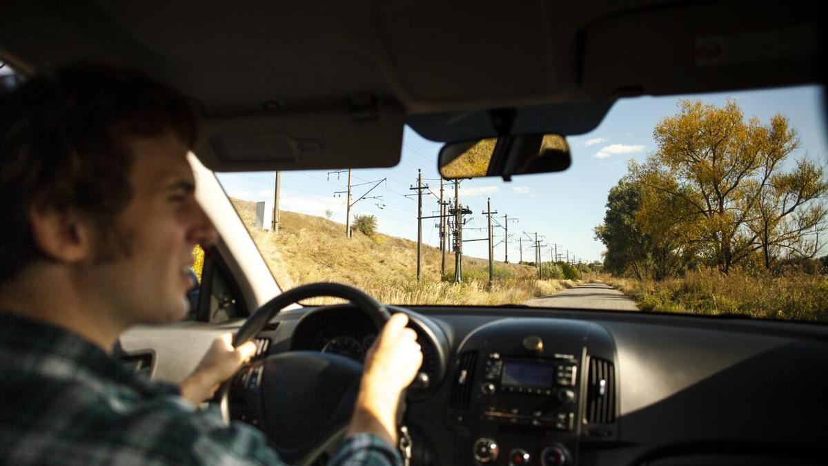 Hombre conduciendo