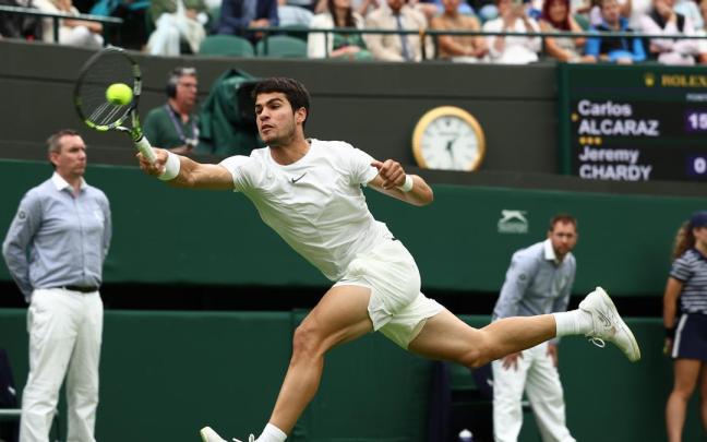 Carlos Alcaraz ante el francés Jérémy Chardy en Wimbledon. Carlos Alcaraz ante el francés Jérémy Chardy en Wimbledon.