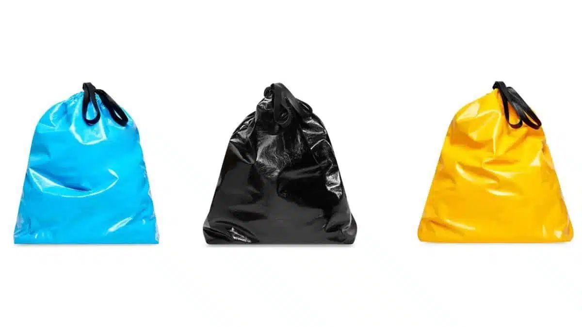 Bolsos con forma de bolsas de basura de Balenciaga.