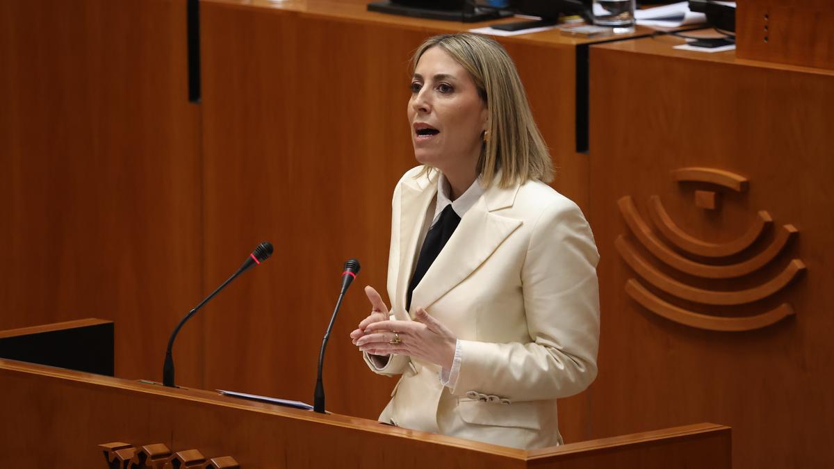 La candidata a la Presidencia de la Junta de Extremadura, María Guardiola, interviene en el debate de investidura.