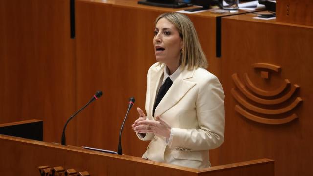 La candidata a la Presidencia de la Junta de Extremadura, María Guardiola, interviene en el debate de investidura.