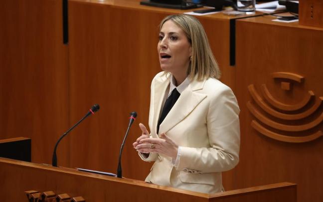 La candidata a la Presidencia de la Junta de Extremadura, María Guardiola, interviene en el debate de investidura.