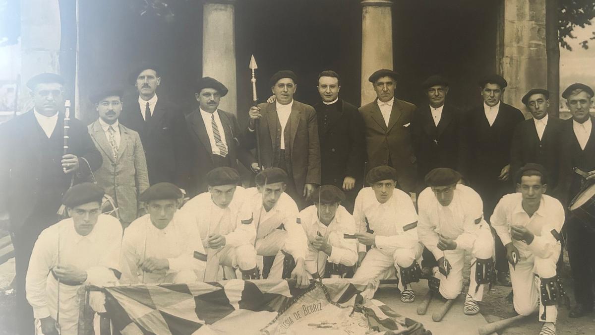 Grupo de dantzaris en las fiestas del municipio