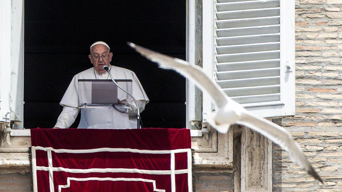 El papa Francisco da el Ángelus desde el Vaticano.