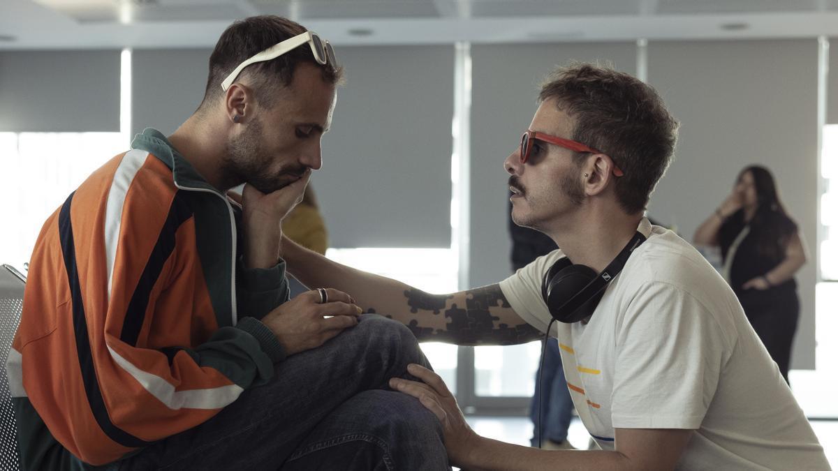 Javier Giner (derecha), junto al actor Oriol Pla en el rodaje de la serie ‘Yo, adicto’