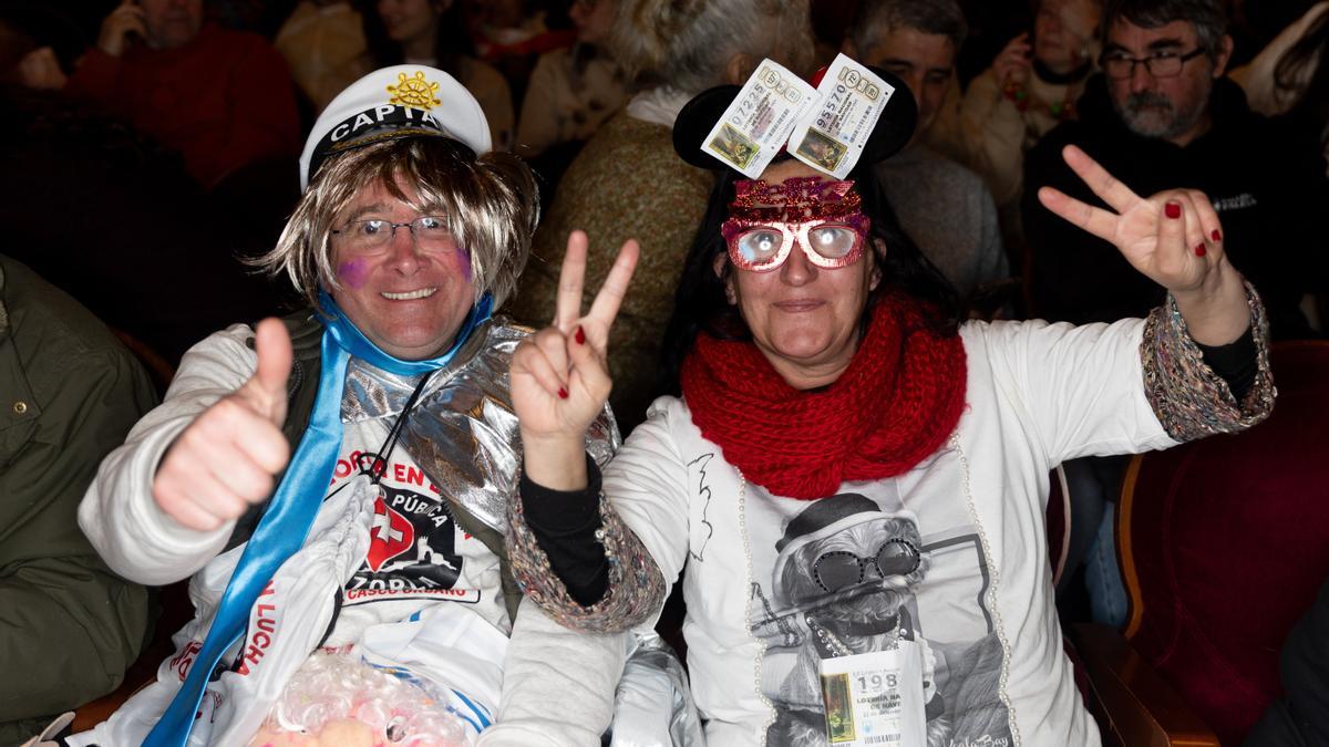 Los primeros asistentes del Sorteo de Lotería de Navidad han acudido disfrazados.