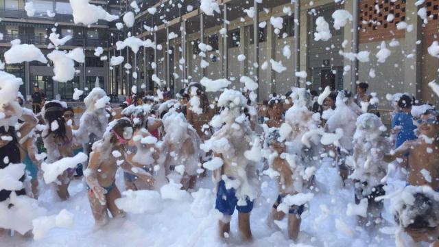 Un refrescante baño de espuma durante los udalekus.
