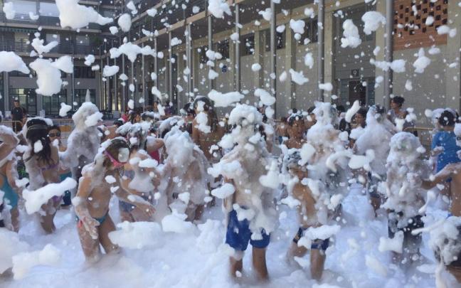 Un refrescante baño de espuma durante los udalekus.